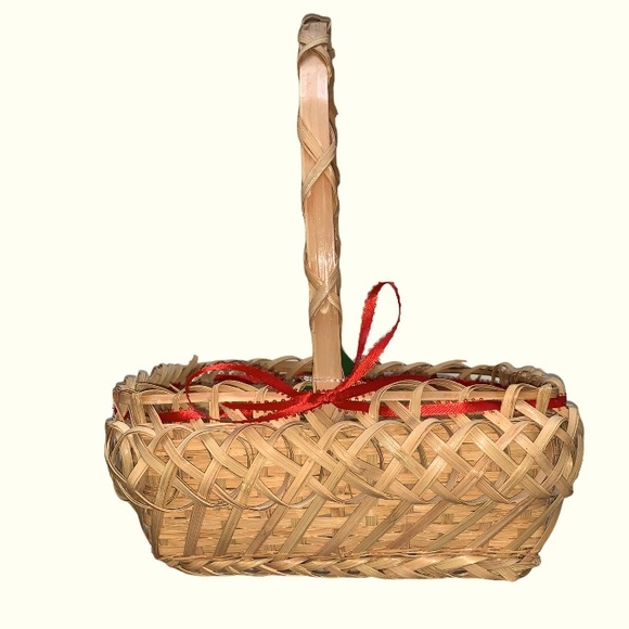 Vintage wicker basket with handle.